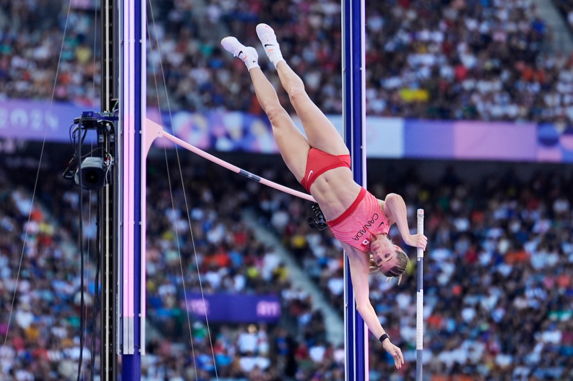 Alysha Newman fait un saut à la perche.