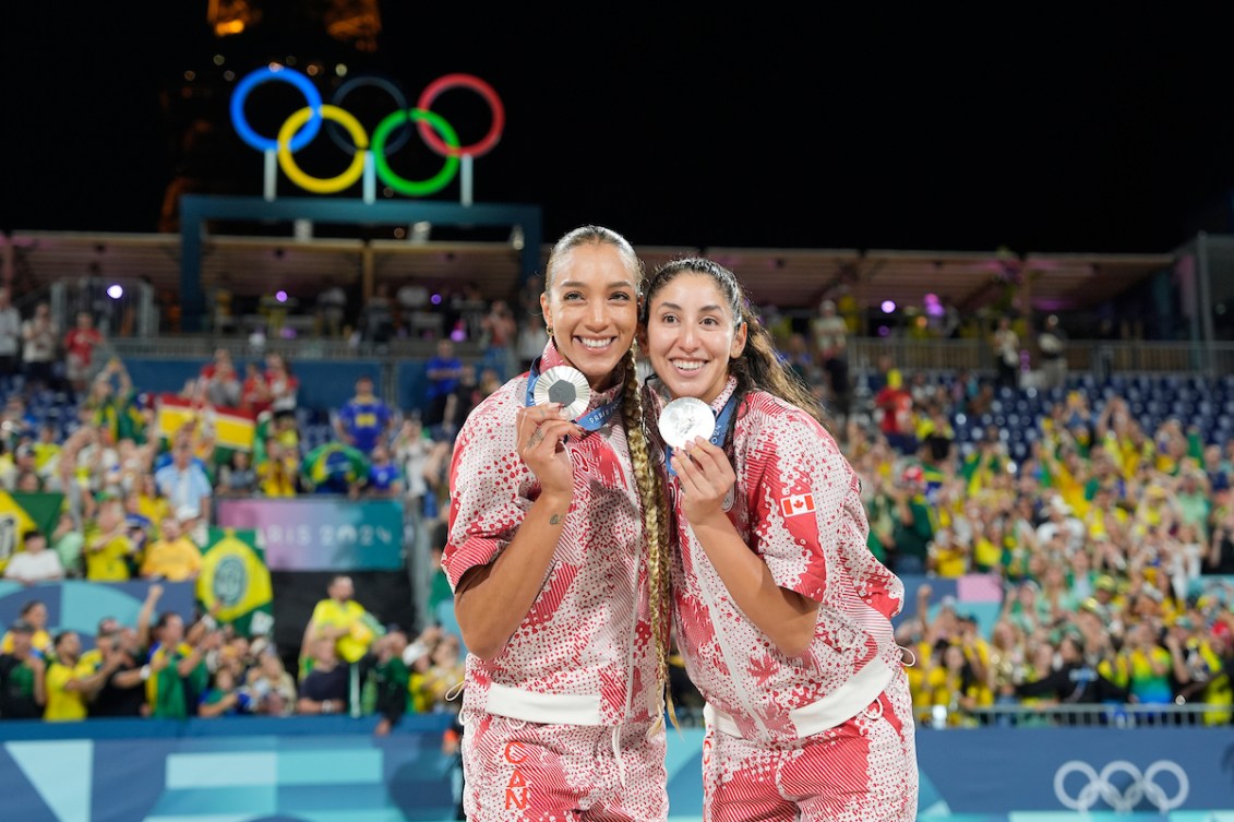 Brandie Wilkerson, à gauche, et Melissa Humana-Paredes posent avec leur médaille d'argent en volleyball de plage.