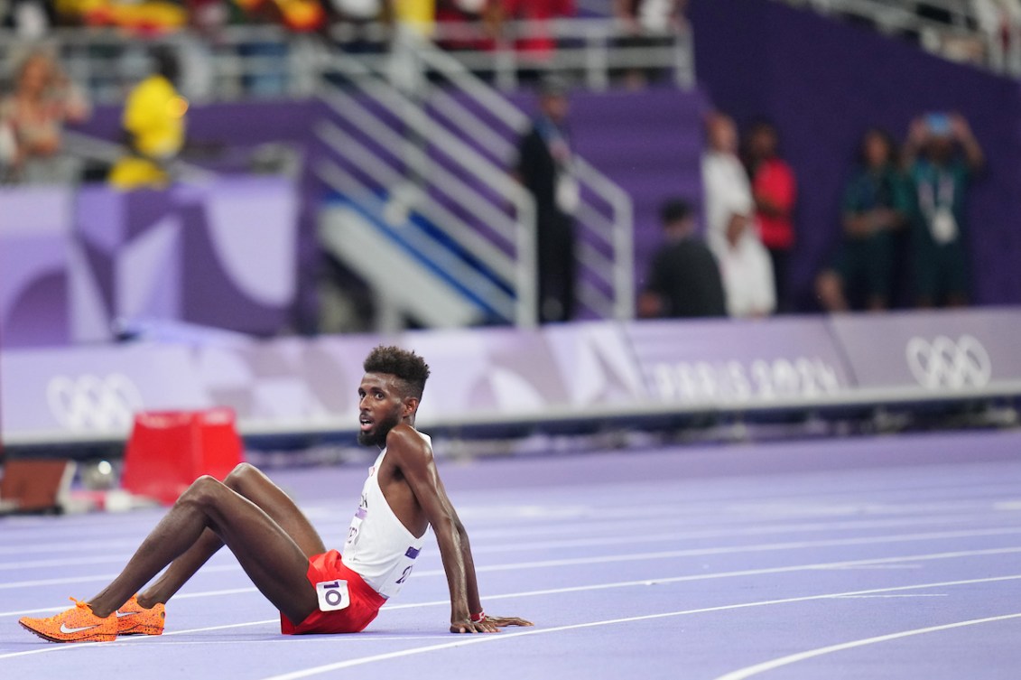 Mohammed Ahmed assis sur la piste.