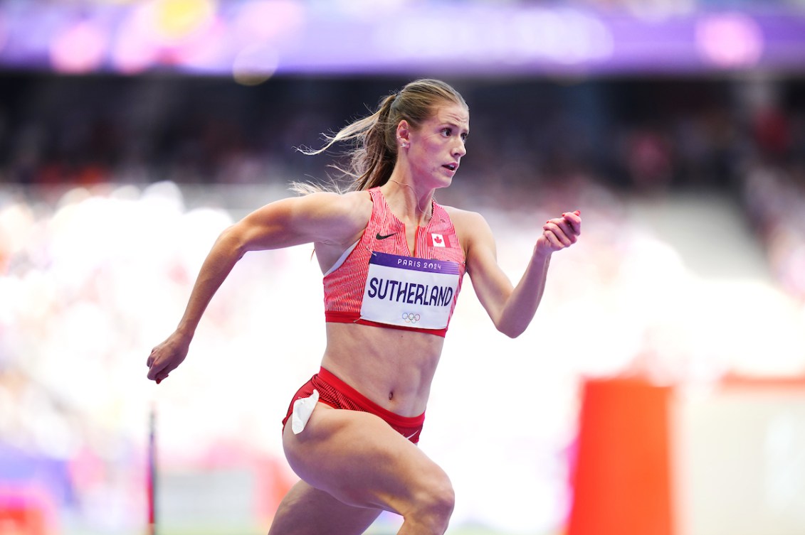 Savannah Sutherland participe au 400 m haies féminin.