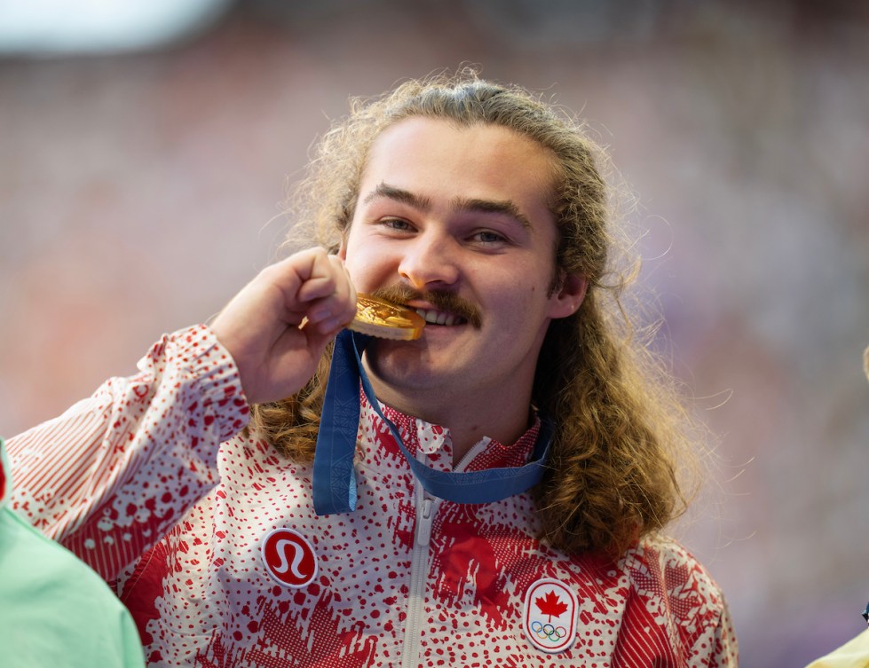 Ethan Katzberg mord dans sa médaille. 