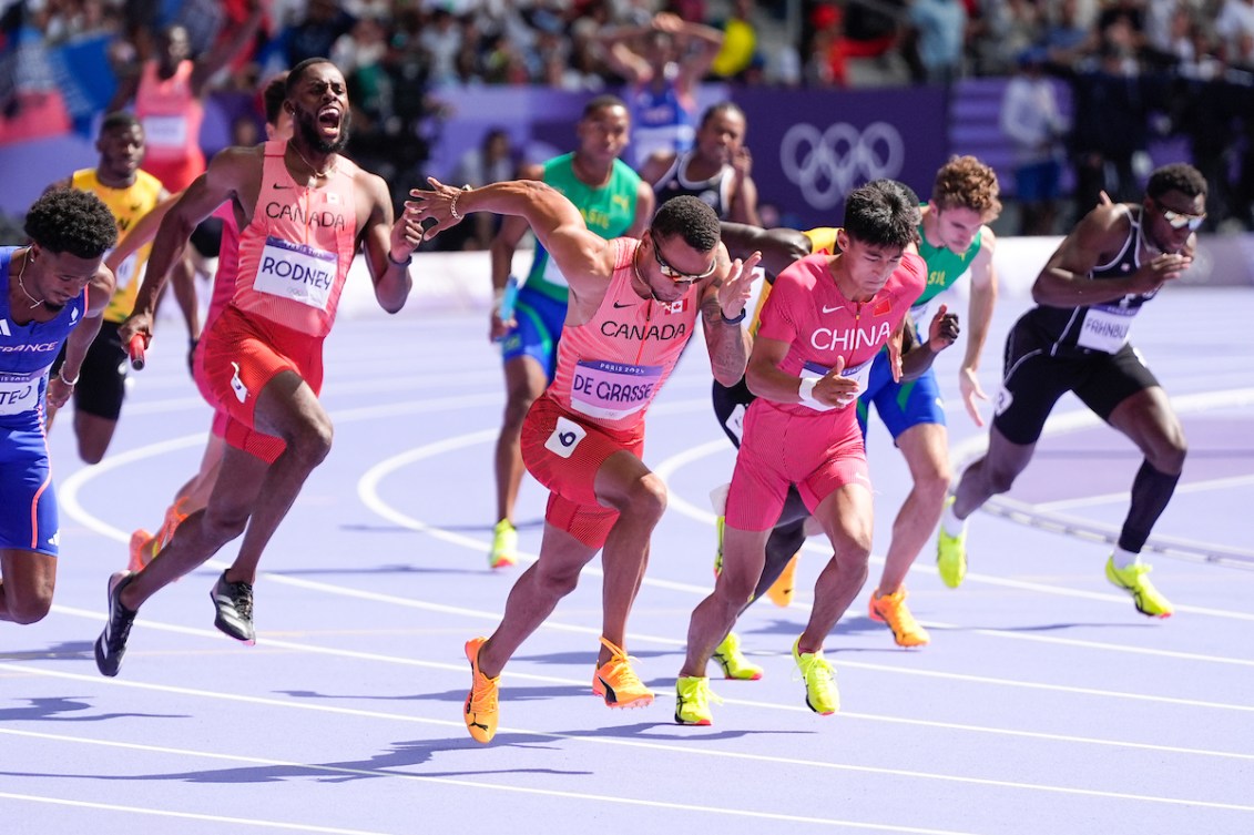 L'équipe masculine canadienne du relais 4x100 m participe aux séries.