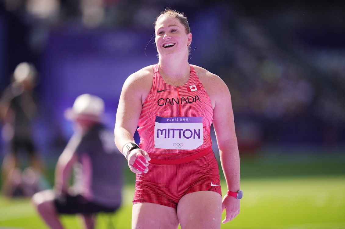 Sarah Mitton sourit après un lancer.