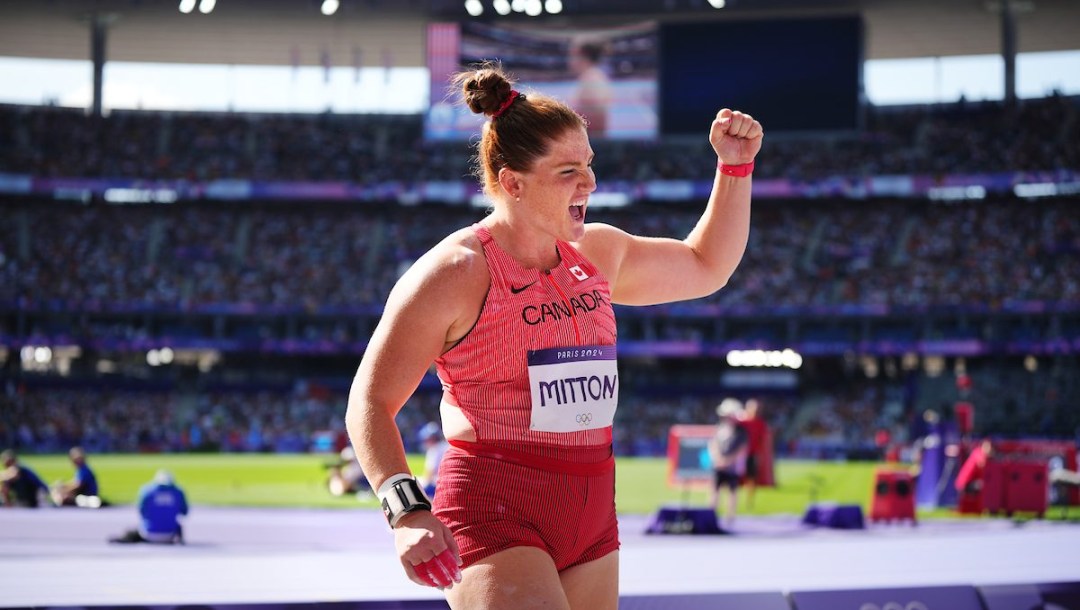 Sarah Mitton lève le poing après un lancer.