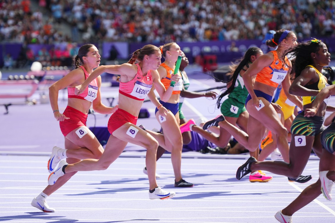 L'équipe féminine canadienne du relais 4x100 m en action sur la piste.