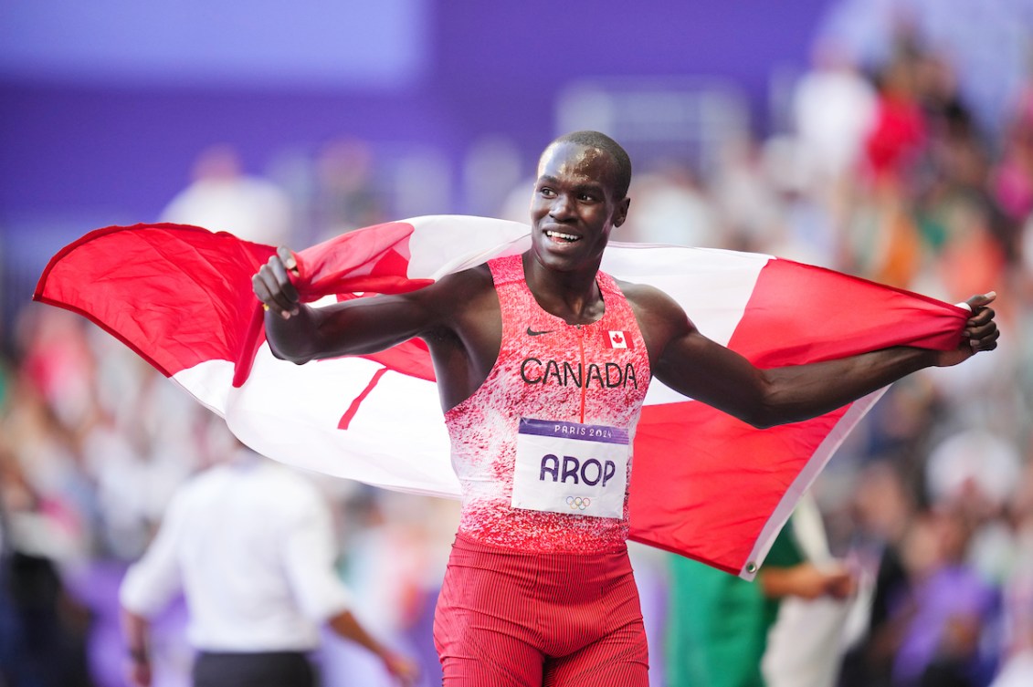 Marco Arop avec le drapeau canadien.