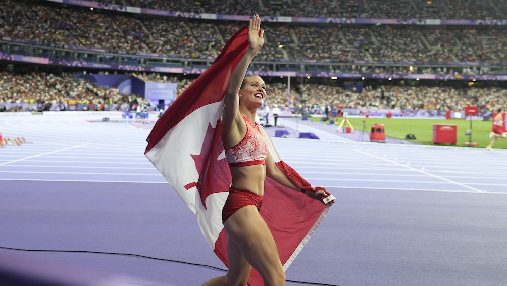 Alysha Newman avec le drapeau canadien.