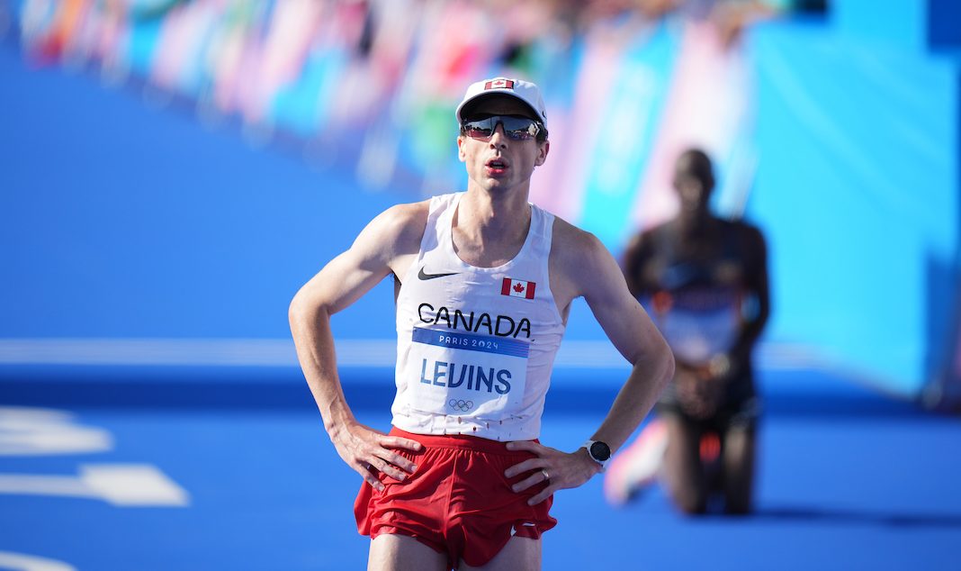 Cameron Levins à l’arrivée du marathon masculin.