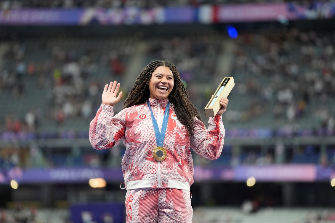 Camryn Rogers célèbre sa médaille d'or sur le podium.