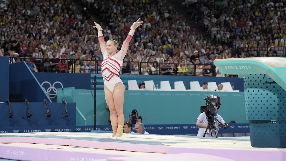 Ellie Black participe à la finale du saut féminin.