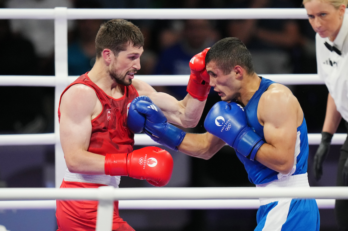 Wyatt Sanford pendant un combat de boxe. 