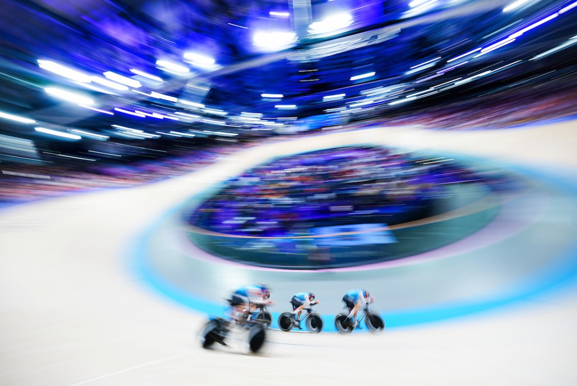 Des cyclistes sur la piste du vélodrome.