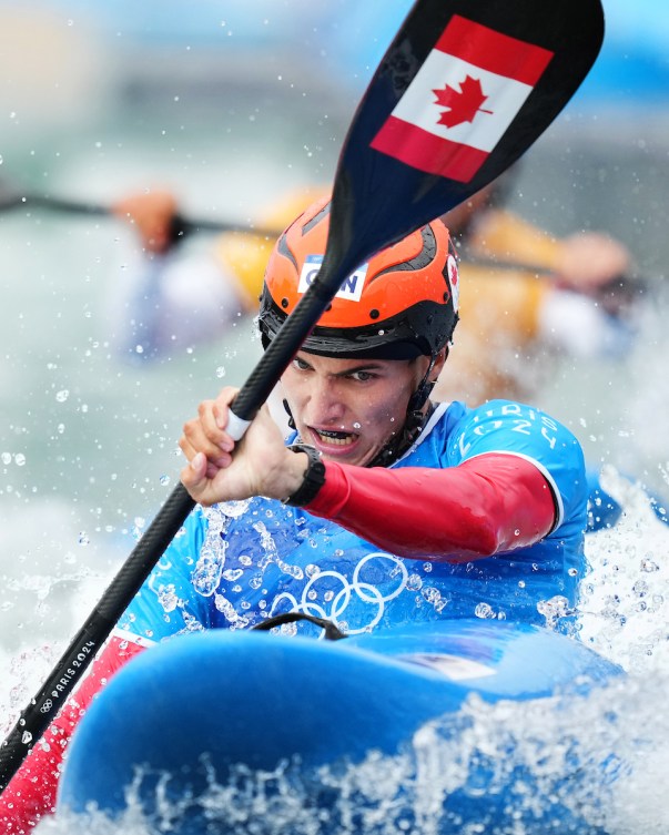 Alex Baldoni pendant une  épreuve de canoë slalom. 