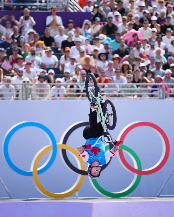 Jeffrey Whaley  effectue une figure en BMX freestyle.