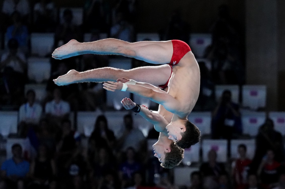 Nathan Zsombor-Murray et Rylan Wiens effectuent un plongeon. 