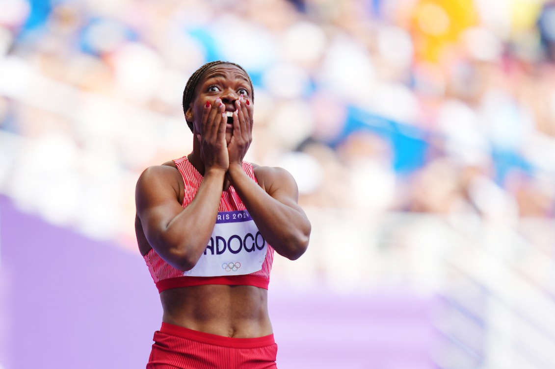 Jacqueline Madogo les deux mains dans le visage. 