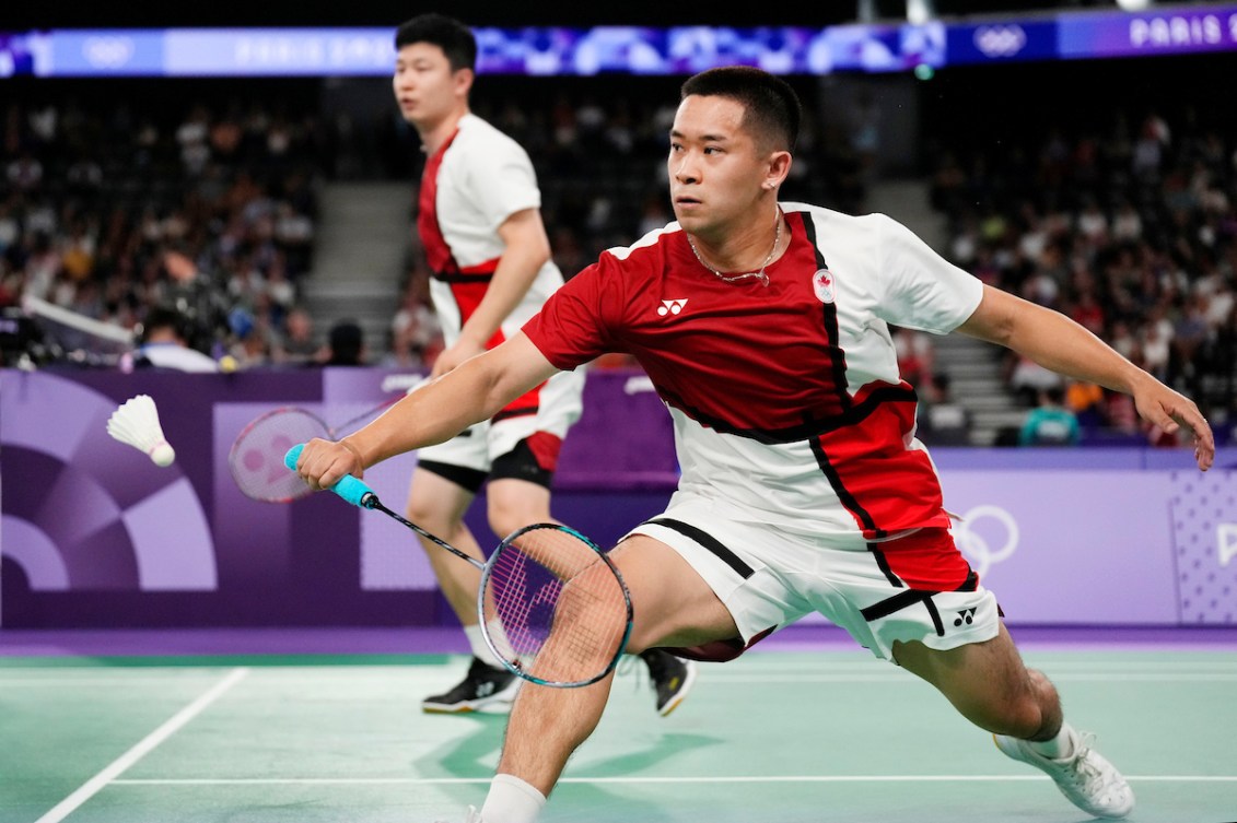 Nyl Yakura et Adam Dong pendant un match de badminton. 