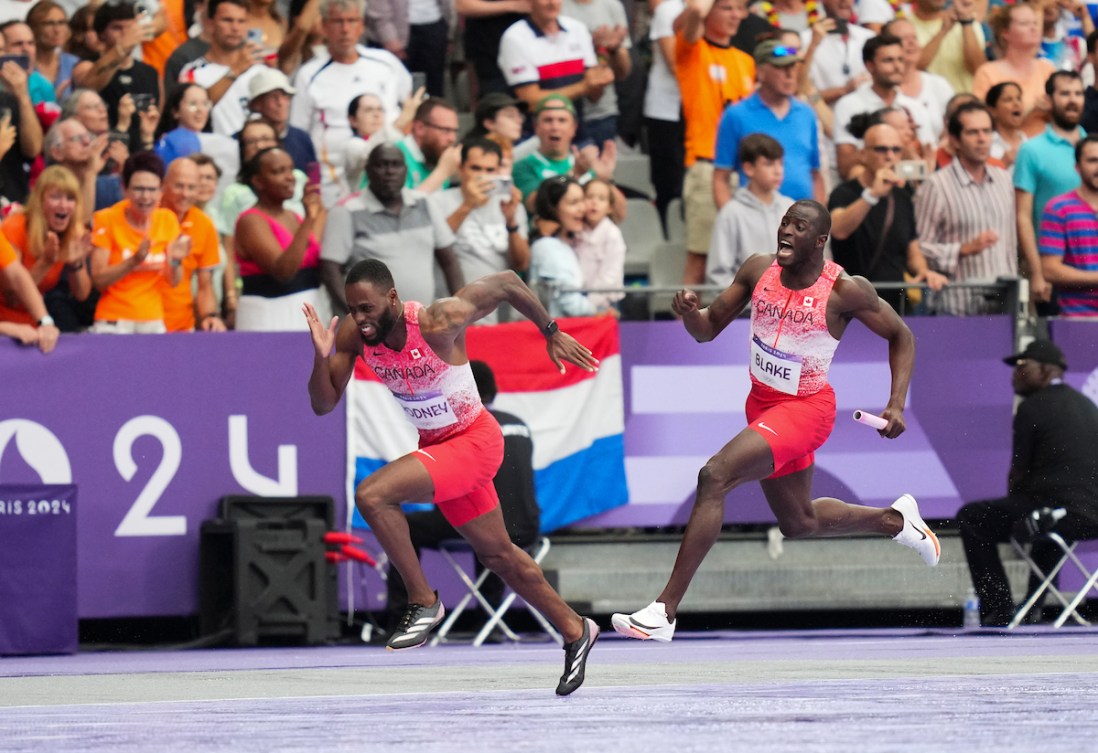 Brendon Rodney et Jerome Blake font un échange de relais.