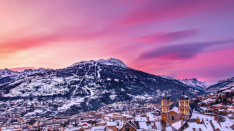 Image d'une montagne au coucher du soleil.