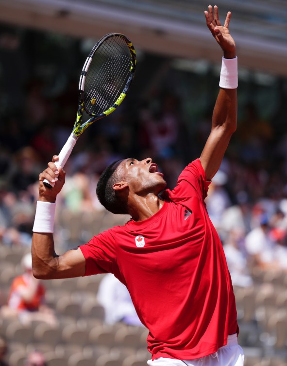 Félix Auger-Aliassime fait un service lors d'un match. 