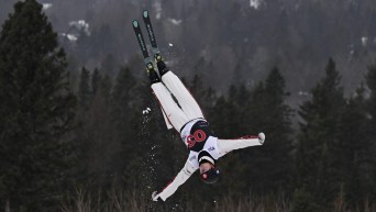 Marion Thénault effectue un saut acrobatique.