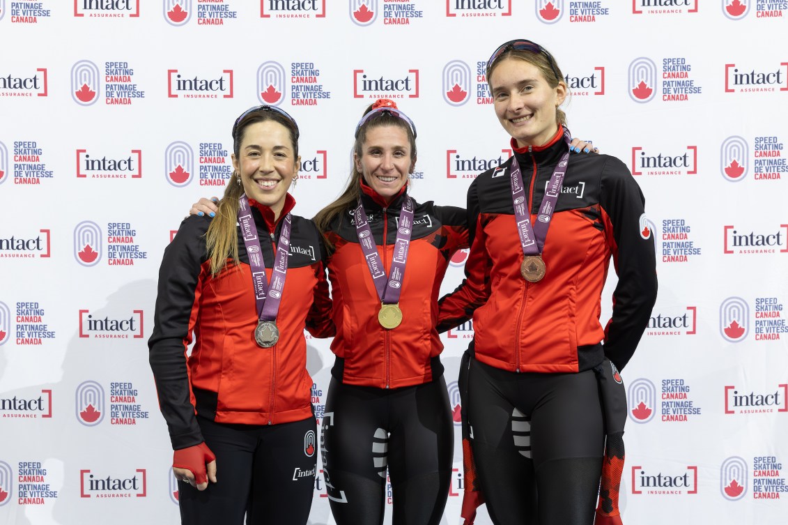 De gauche à droite : Valérie Maltais, Ivanie Blondin et Laura Hall posent avec leurs médailles.