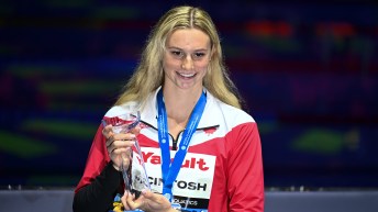 Summer Mcintosh reçoit le prix athlète de l'année.