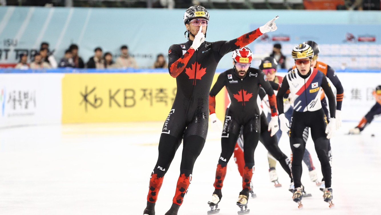 William Dandjinou met un doigt sur ses lèvres à la suite de sa victoire au 1000 m