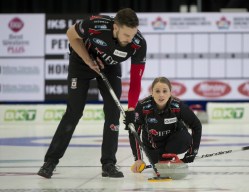 L'équipe de curling de Jocelyn Peterman et Brett Gallant en action.