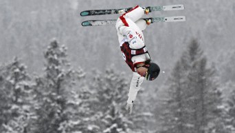 Émile Nadeau dans les airs.