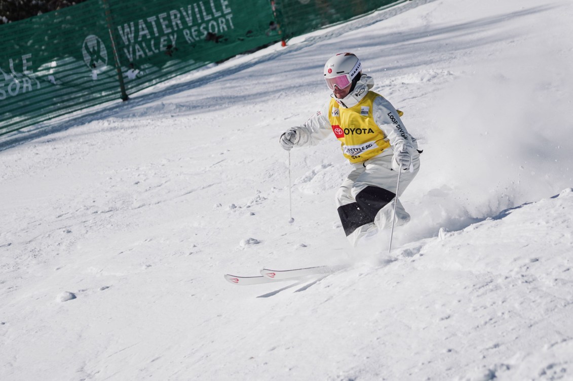 Mikaël Kingsbury en pleine descente de ski.