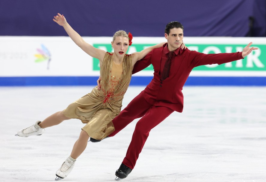 Piper Gilles et Paul Poirier en action en danse sur glace