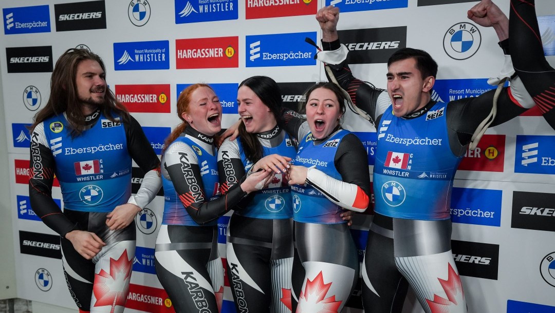 L'équipe canadienne de lugeurs et lugeuses en train de célébrer leur médaille de bronze