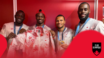 L'équipe de relais 4x100m Blake, Brown, De Grasse, Rodney avec une vest.