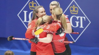 Le quatuor de l'équipe canadienne de curling féminin s'enlace à la suite de leur victoire en demi-finale.