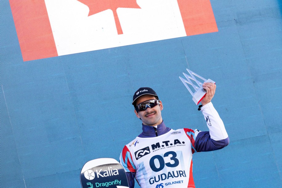 Le planchiste Eliot Grondin célébrant sa victoire en snowboard cross à Goudaouri en Géorgie.