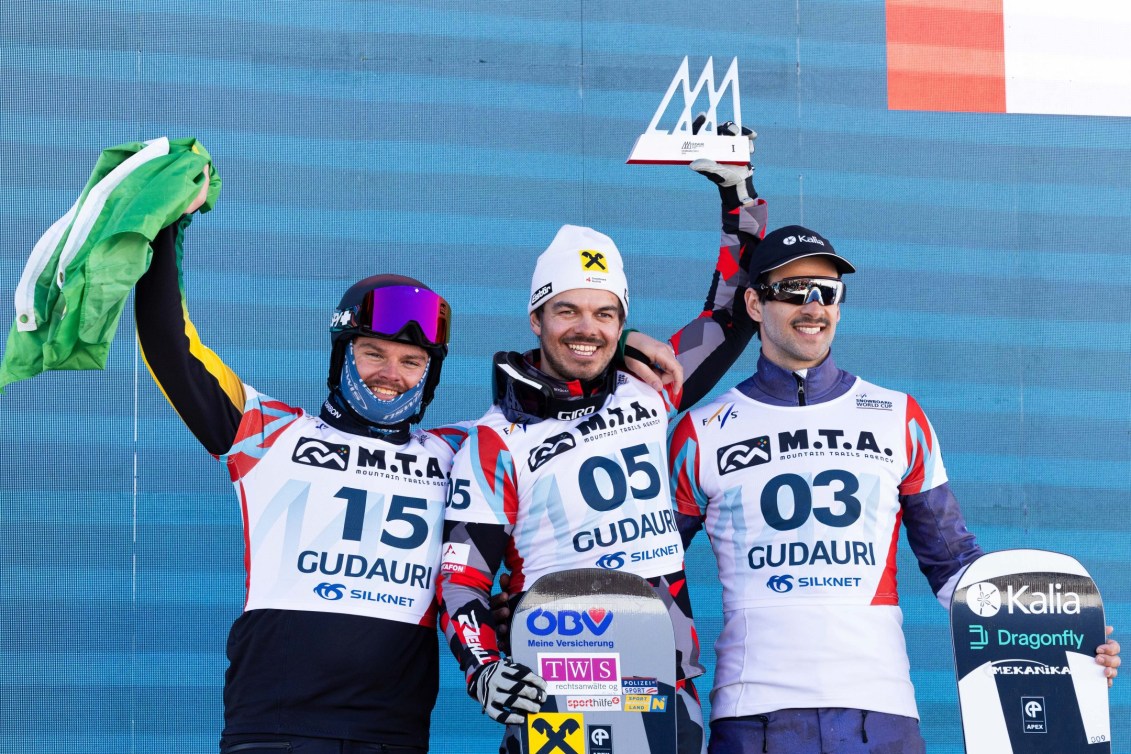 Le planchiste Eliot Grondin sur la troisième marche du podium en Coupe du monde à Goudaouri en Géorgie.