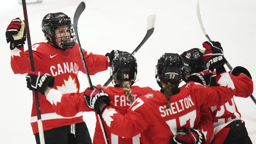 Les joueuses de l'équipe de hockey féminin du Canada célèbrent un but contre la Finlande