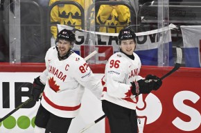 Sydney Crosby et Macklin Celebrini célèbrent un but