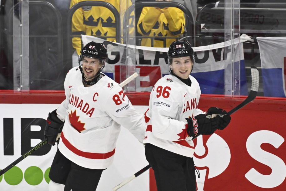 Sydney Crosby et Macklin Celebrini célèbrent un but