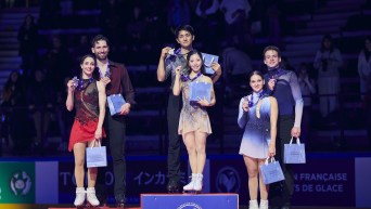 Trois duos de patinage artistique sur le podium, dont Deanna Stellato-Dudek et Maxime Deschamps à gauche avec leur médaille d'argent