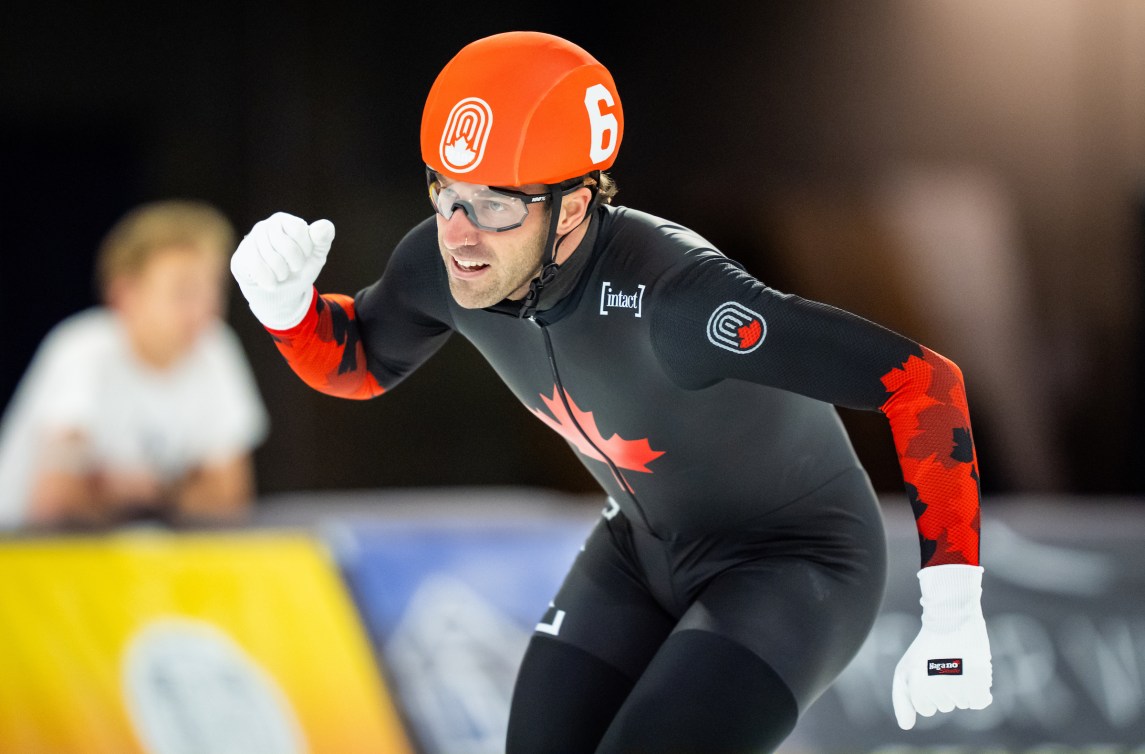 Antoine Gélinas-Beaulieu célèbre sa victoire dans l'épreuve masculine de départ en ligne aux Championnats canadiens de patinage de vitesse sur longue piste 2025 (Dave Holland/Speed Skating Canada)