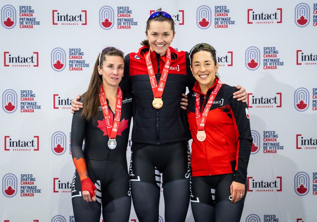 Isabelle Weidemann, Ivanie Blondin et Valérie Maltais avec leurs médailles remportées au 5000 m féminin lors des Championnats canadiens de patinage de vitesse sur longue piste 2025 (Dave Holland/Speed Skating Canada)