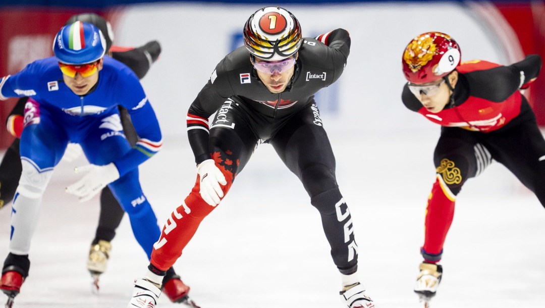 Un trio de patineur de vitesse prêt à démarrer une course