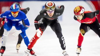 Un trio de patineur de vitesse prêt à démarrer une course