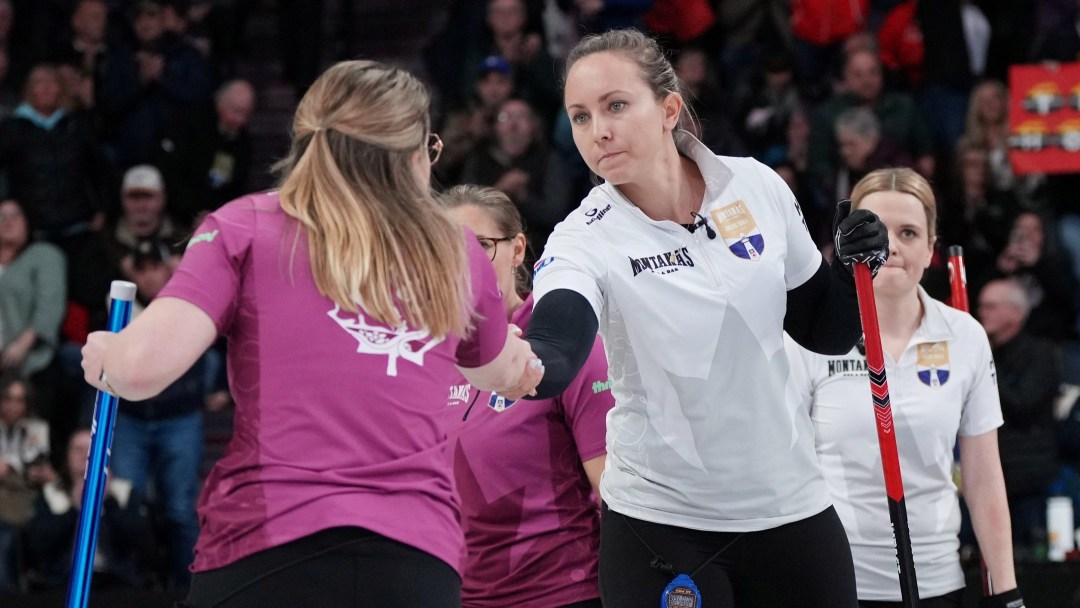 Rachel Homan, vêtue d'une chemise blanche, serre la main de Christina Black, qui porte une chemise magenta.