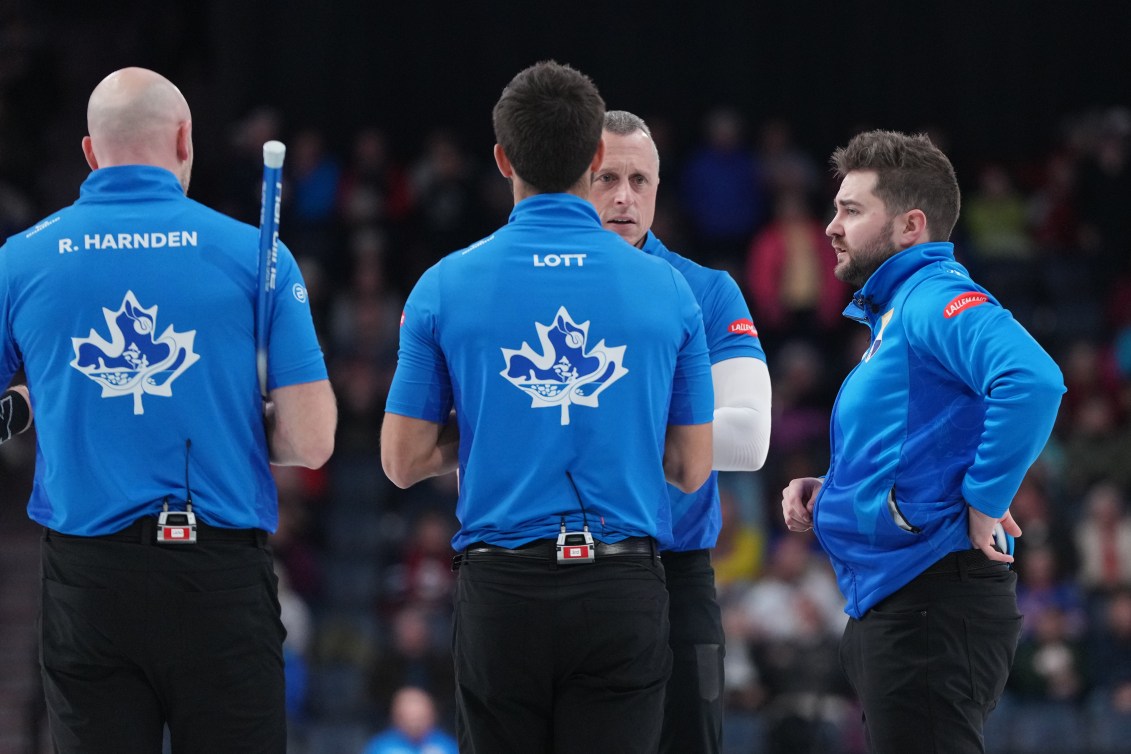 Matt Dunstone entouré de ses coéquipiers, en discussion