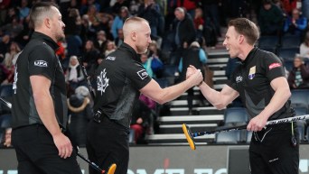 Brad Jacobs célèbre sa victoire avec ses coéquipiers
