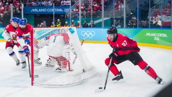 Connor McDavid en action en hockey sur glace.