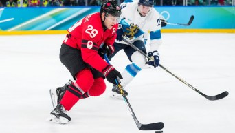 Nathan Mackinnon en action en hockey sur glace.